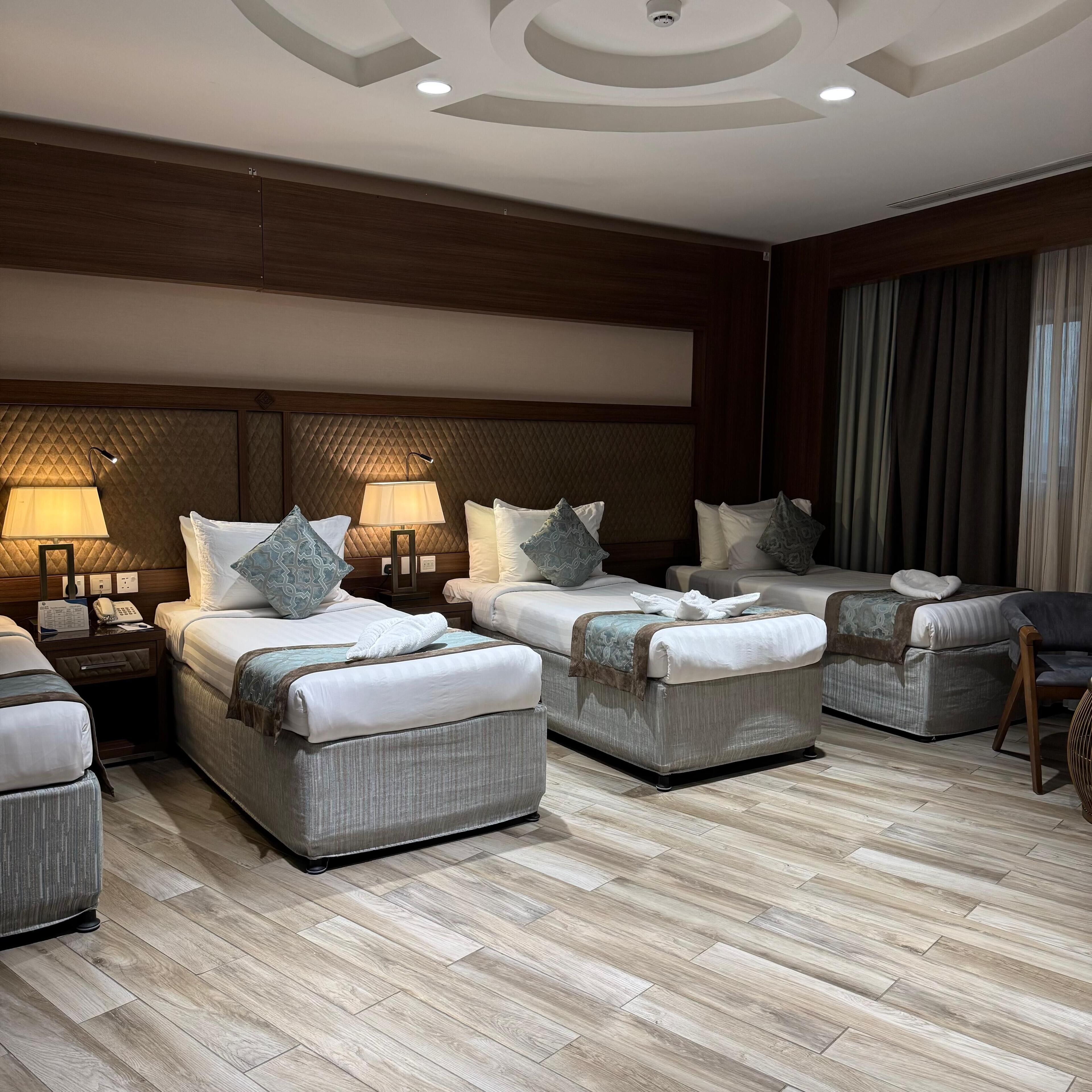 Executive Suite | Minibar, in-room safe, blackout drapes, soundproofing