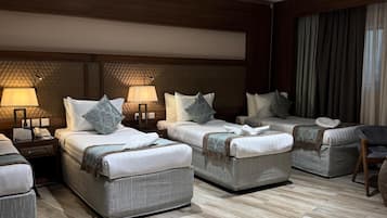 Executive Suite | Minibar, in-room safe, blackout drapes, soundproofing