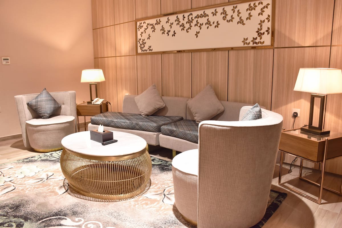 Deluxe Suite | 1 bedroom, minibar, in-room safe, blackout curtains