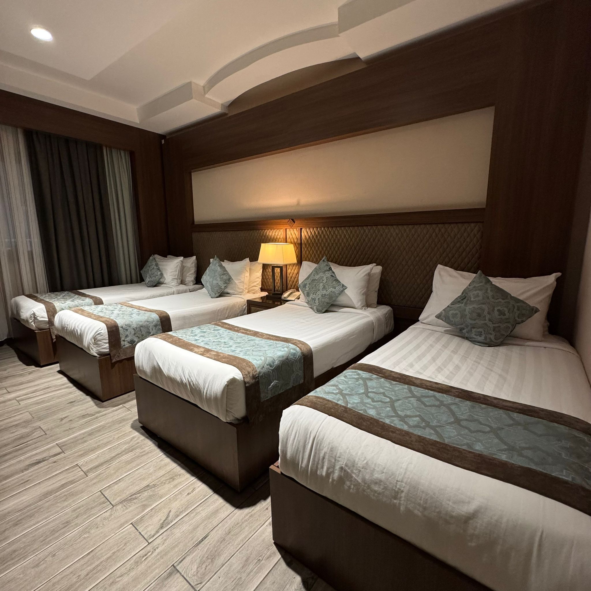 Camera quadrupla | Minibar, una cassaforte in camera, tende oscuranti, insonorizzazione