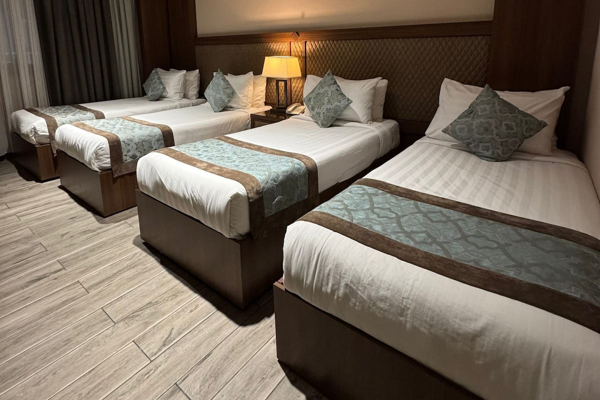 Camera quadrupla | Minibar, una cassaforte in camera, tende oscuranti, insonorizzazione