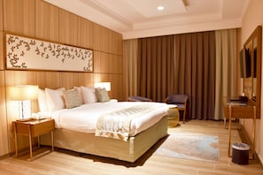 Minibar, coffres-forts dans les chambres, rideaux occultants