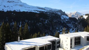 A snow-covered mountain landscape with buildings in the foreground. - Renovated Studio for 4, South-Facing Balcony, Close to Slopes & Shops (Flaine)