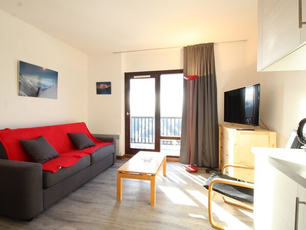 TV - Renovated Studio for 4, South-Facing Balcony, Close to Slopes & Shops (Flaine)