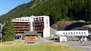 Een hotel met een modern architectuurontwerp, met meerdere verdiepingen en balkons.