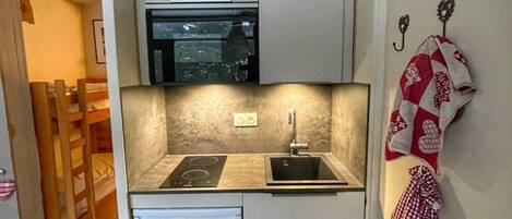 Een koelkast, een oven