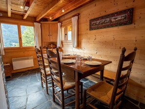 Dining - Spacious chalet in Méribel for 8 guests · Wi-Fi included (Méribel)
