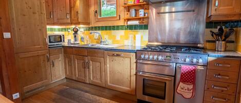 Een koelkast, een magnetron, een oven, een vaatwasser