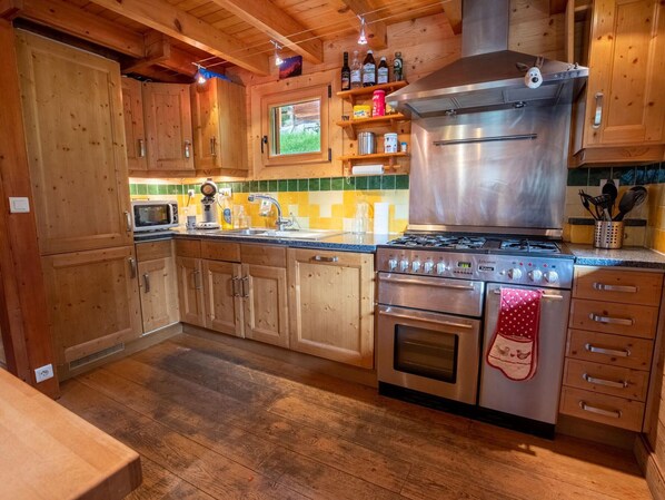 Frigorífico, microondas, horno y lavavajillas