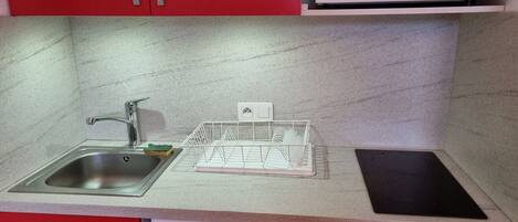 Réfrigérateur, four à micro-ondes, lave-vaisselle