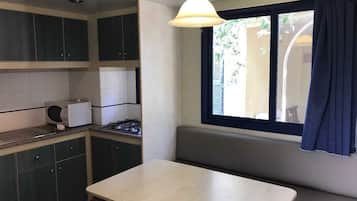 Kühlschrank, Mikrowelle, Herdplatte, Wasserkocher mit Kaffee-/Teezubehör