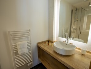 Secador de pelo, toallas