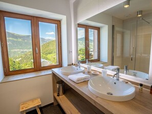 Secador de pelo, toallas