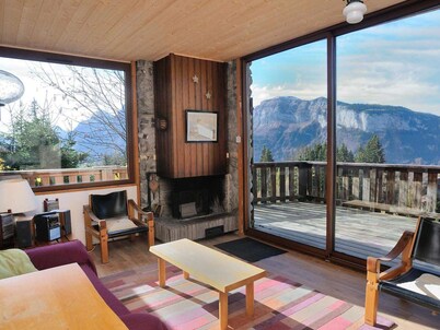3-bedroom chalet, sleeps 8, south terrace, close to lifts, fully equipped