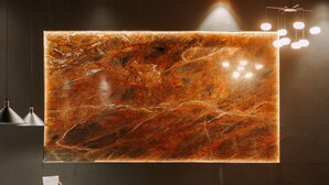 Pared de mármol con una lámpara moderna.