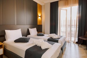 Standard Twin Room, Berbilang Katil, Non Smoking, Balcony | Bar mini, peti besi dalam bilik, meja, seterika/papan seterika 