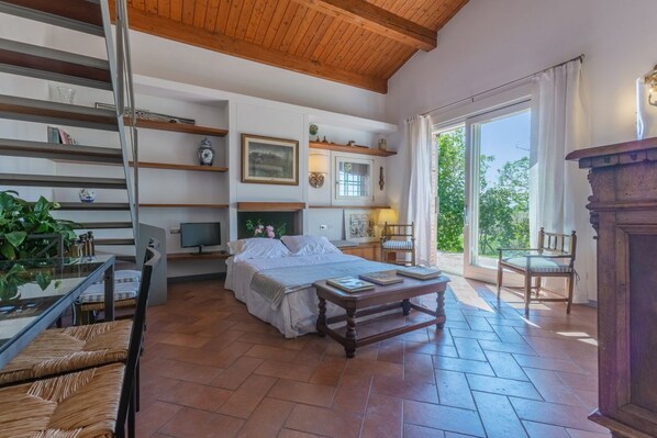 1 habitación, tabla de planchar con plancha, wifi y ropa de cama 