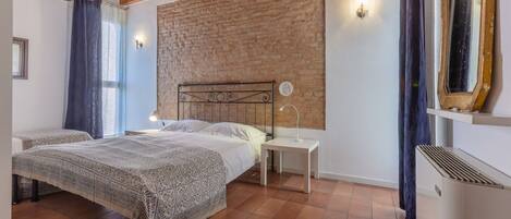 1 habitación, tabla de planchar con plancha, wifi y ropa de cama