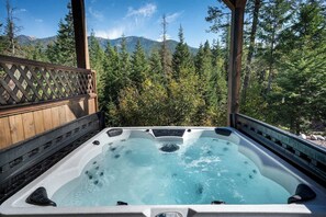 Outdoor spa tub - Eagles Nest Escape, Hot Tub and Firepit (Creston)