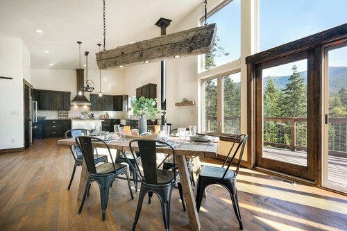 Eagles Nest Escape, Hot Tub and Firepit