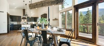 Eagles Nest Escape, Hot Tub and Firepit