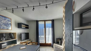 A compact living space with a kitchenette, dining area, and a bed. - Cozy Studio for 5, Near Ski Lift and Shops, South-Facing Balcony, Flaine Forest - Doris Residence (Flaine)