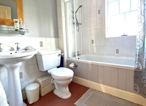 Ein Badezimmer mit Waschbecken, Toilette und Badewanne.