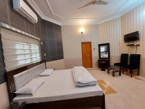 Habitación doble Deluxe | Tabla de planchar con plancha y wifi gratis 