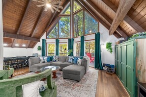 Smart TV, fireplace, Netflix, Hulu - Escape to Our Charming A-Frame Retreat -Family Fun (Brevard)