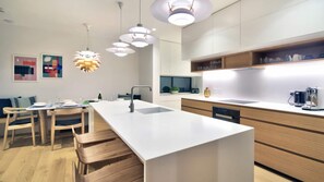 Oven, stovetop, dishwasher, coffee/tea maker - Tikoke Heights stunning views (Queenstown)