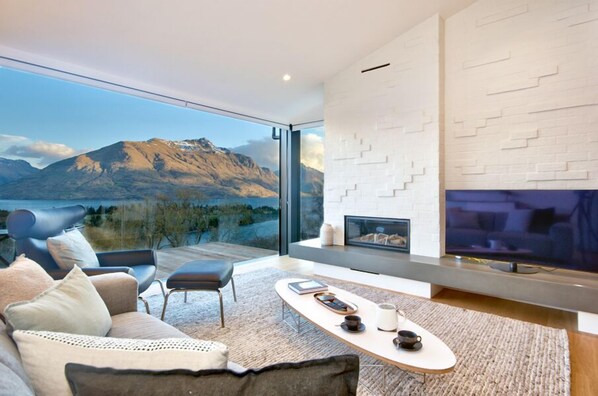 Smart TV, fireplace