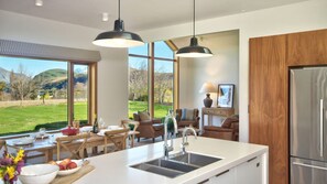 Interior - Vista on Speargrass with spa (Queenstown)