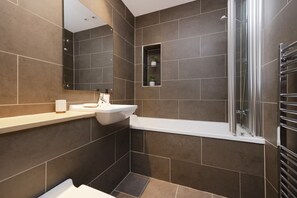 Combined shower/tub, hair dryer, towels - Refined Apartment nestled in New Town (EDINBURGH)