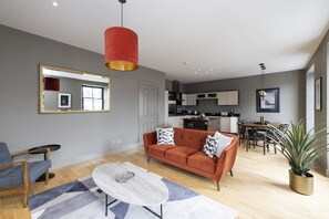 TV, offices - Refined Apartment nestled in New Town (EDINBURGH)