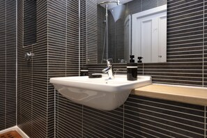 Combined shower/tub, hair dryer, towels