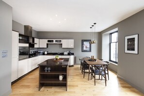 Dining - Refined Apartment nestled in New Town (EDINBURGH)