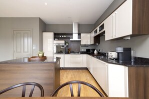 Een koelkast, een microgolfoven, een oven, een kookplaat