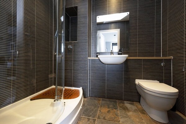 Combined shower/tub, hair dryer, towels - Refined Apartment nestled in New Town (EDINBURGH)