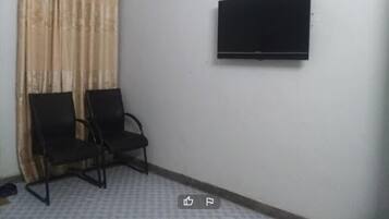 Habitación estándar con 1 cama matrimonial o 2 individuales | Tabla de planchar con plancha y wifi gratis