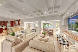 Smart TV, books, stereo, offices