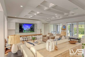 Een smart-tv, boeken, een stereo en een kantoor