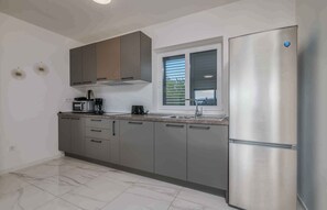 冷蔵庫、電子レンジ、コンロ、トースター