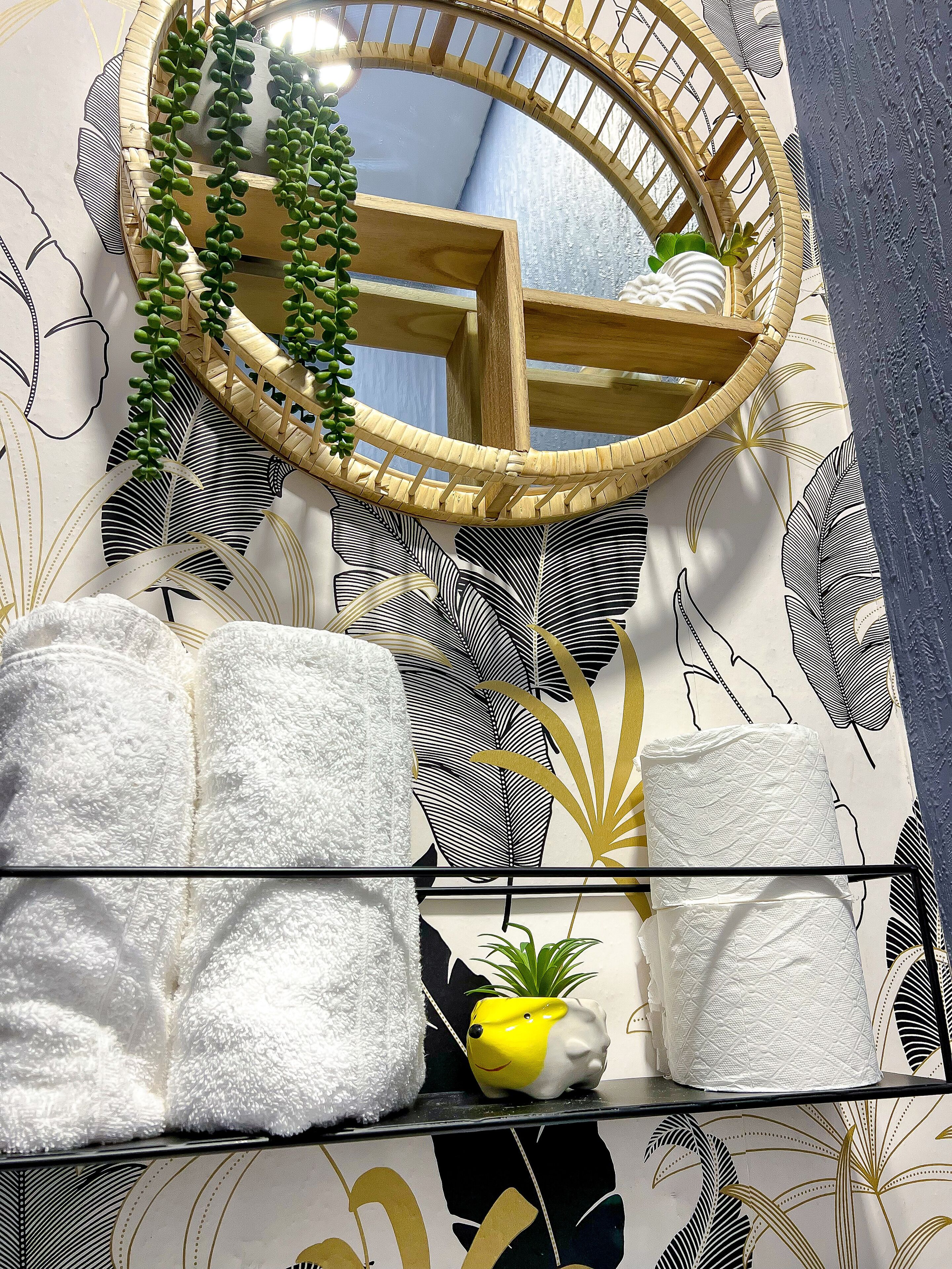 Deluxe Studio | Bathroom | Shower, free toiletries, hair dryer, towels