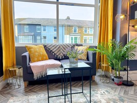 슈피리어 스튜디오 | 거실 공간 | 케이블 채널 시청이 가능한 32인치 평면 TV, TV