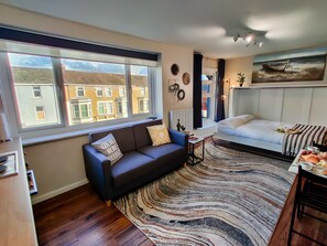 舒适开间 | 起居区 | 32-英寸纯平电视 （配备有线频道）、电视