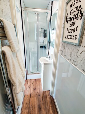 Studio Confort | Salle de bain | Douche, articles de toilette gratuits, sèche-cheveux