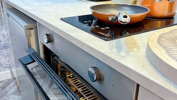Refrigerador, microondas, placa de cocina, tetera/pava eléctrica