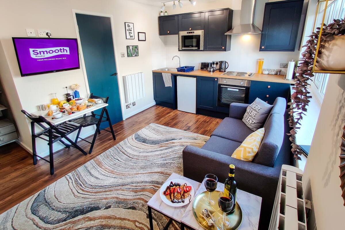 Un espacio habitable moderno con cocina, comedor y zona de estar.