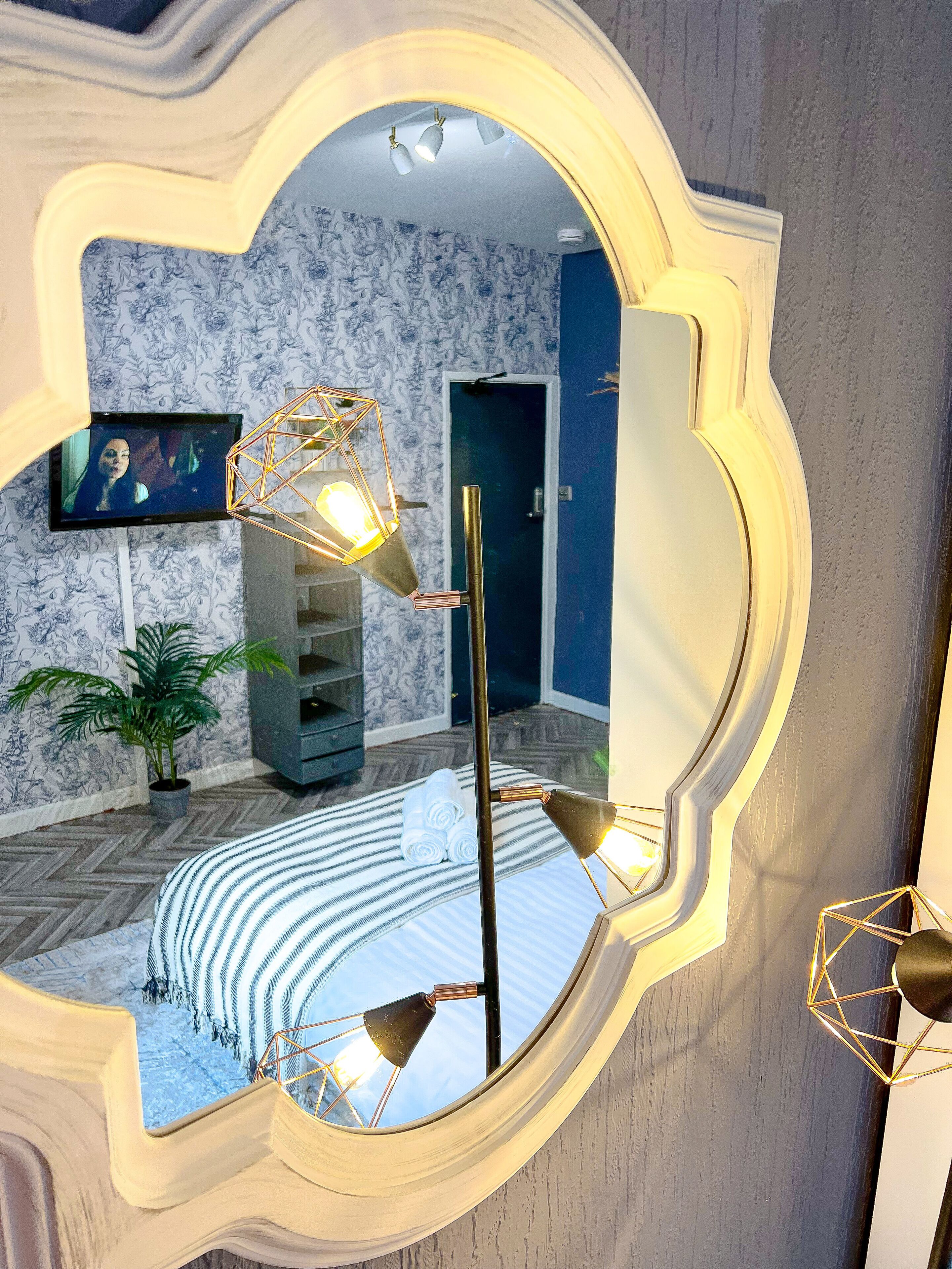 Deluxe Studio | Individually decorated, individually furnished, laptop workspace