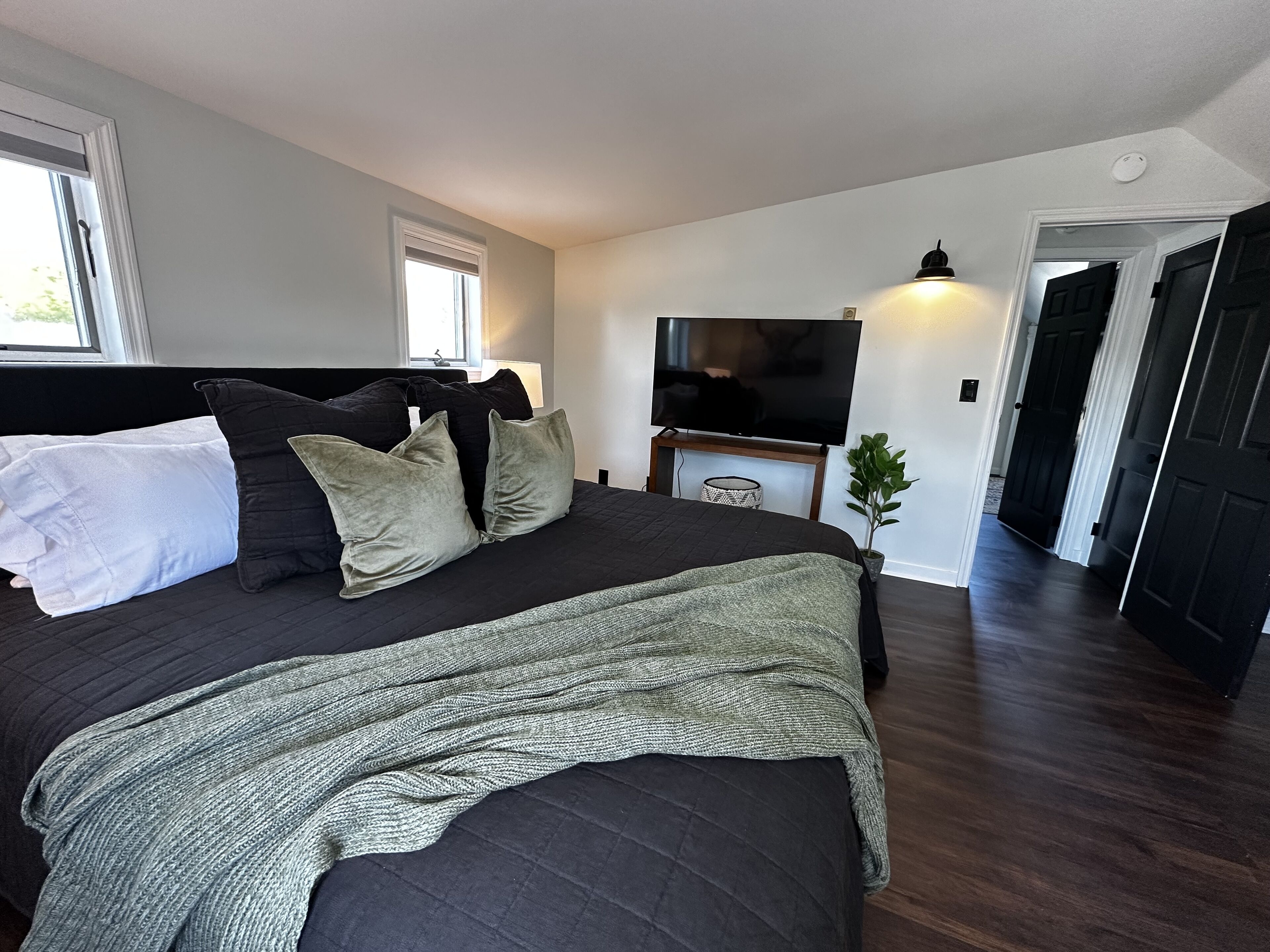 2 soverom, skrivebord, strykejern/-brett og wi-fi (inkludert)